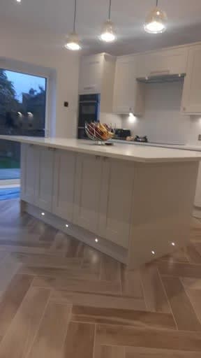 FLOORING WITH HERRINGBONE PATTERN